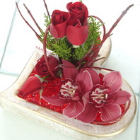 Tokat �i�ek sipari�i sitemizin g�rsel �r�n� kalp i�inde 5 adet g�l ve 2 kandil orkide