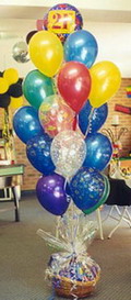 sepet i�inde �ikolatalar ve 33 adet u�an balon demeti