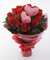 12 adet k�rm�z� g�l ve 2 adet kalp �ubuk Tokat 14 �ubat sevgililer g�n� �i�ek