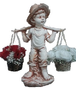 50 cm y�ksekli�inde biblo erkek bebek ve 5 adet k�rm�z� g�l 5 adet beyaz g�l