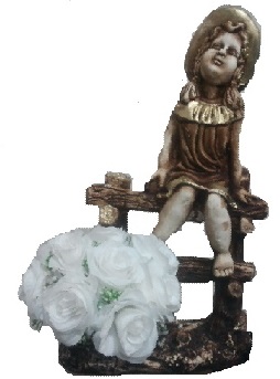 50 cm y�ksekli�inde �it �zerinde oturan biblo k�z bebek ve 10 adet beyaz g�l